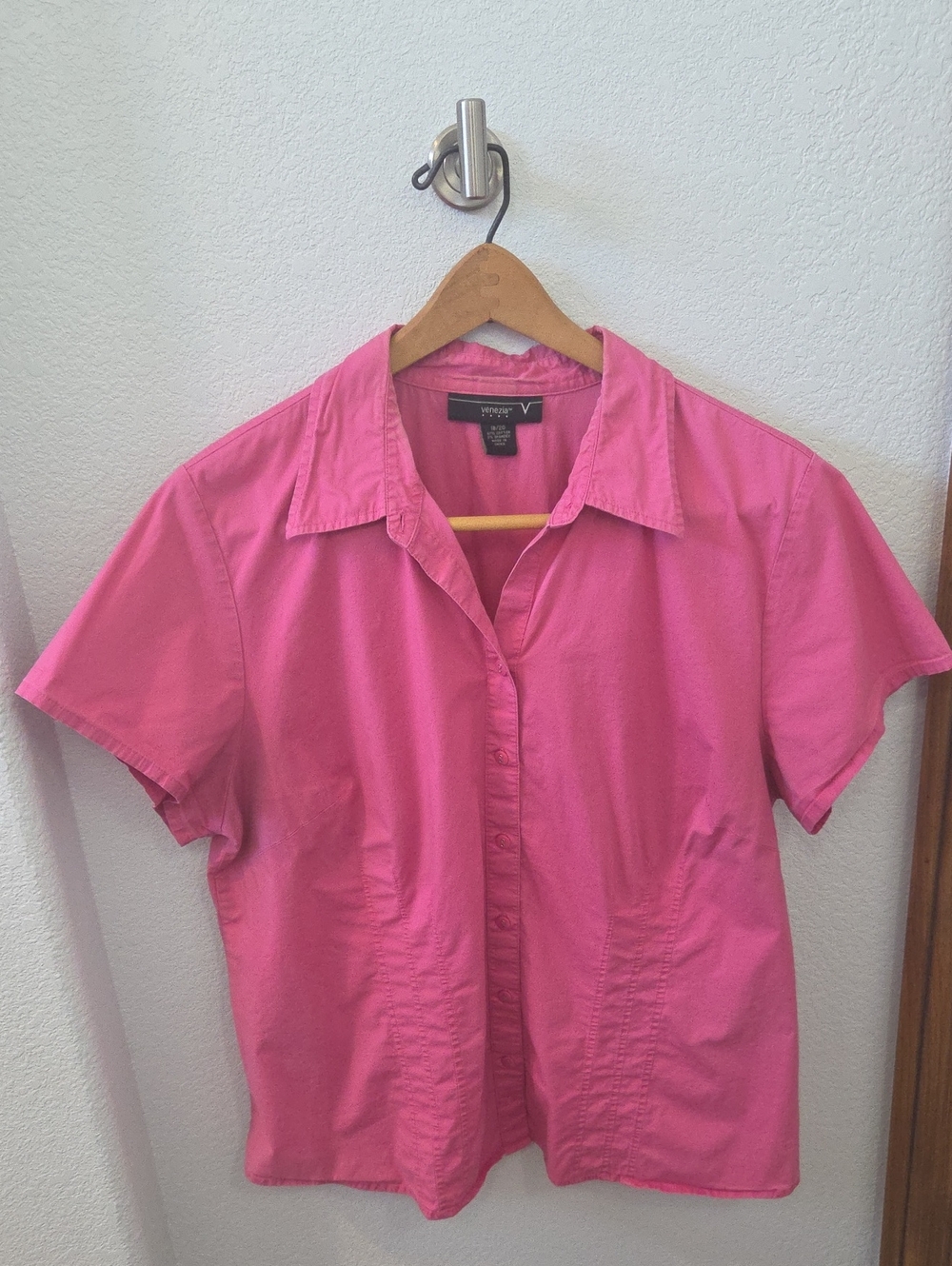 Venezia Short Sleeve Button-Up Shirt in Hot Pink